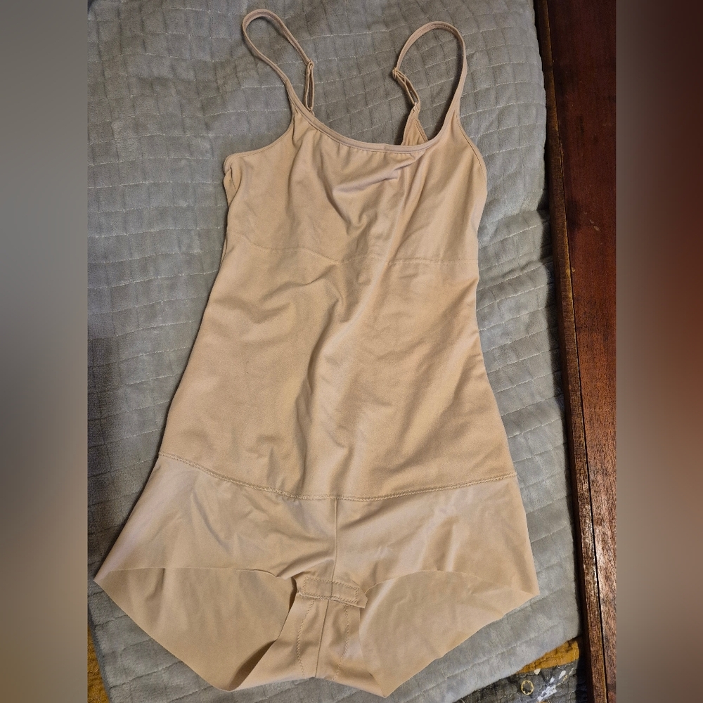 Maidenform XL One-piece Shapwear. Snap Closure